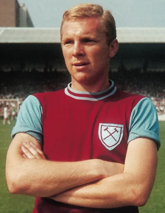 Who were the nine West Ham United Players that wore the Number Six Shirt from 1993-2008 before it was Retired in honour of Bobby Moore? 6 image 1