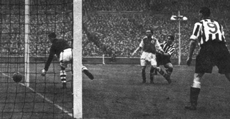 139. Hughie Gallacher 1 image 116